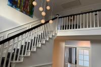 Holztreppe in weiß mit weiß/schwarzem Geländer