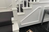 Holztreppe in weiß mit schwarzem Teppich