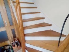 Holz-Treppen mit Geländer