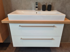 Eleganter Waschtischunterschrank aus Plattenmaterial