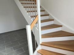 Weiße Holztreppe von Tischlerei Bonnet in Hofgeismar