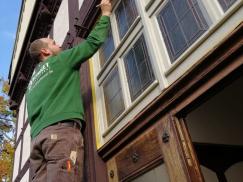 Restaurierung der Stadtbibliothek Bad Nauheim: Ausbessern der Fenster 