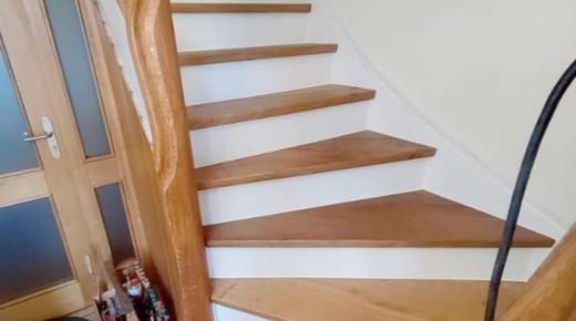 Holz-Treppen mit Geländer