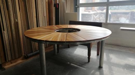 Runder Tisch aus einzelnen Teilen