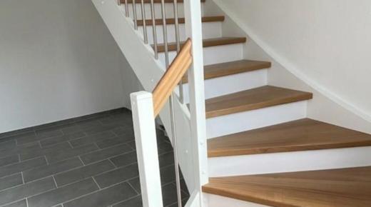 Weiße Holztreppe von Tischlerei Bonnet in Hofgeismar