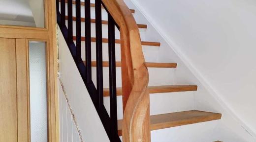 Holztreppe mit schwarzen Geländerstäben in Hofgeismar