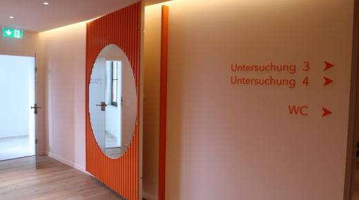 Praxis Innenausbau mit Spiegel Wandverkleidung in Hofgeismar