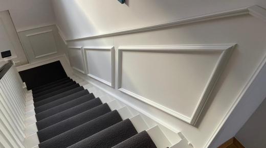 Holztreppe in weiß mit schwarzem Teppich: Ansicht von oben