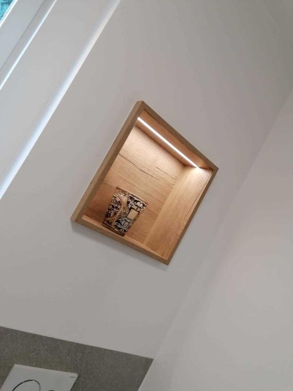 Holzrahmen zur Ablage im Badezimmer