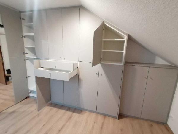 Kommoden und Schränke aus Holz mit geöffneten Schubladen