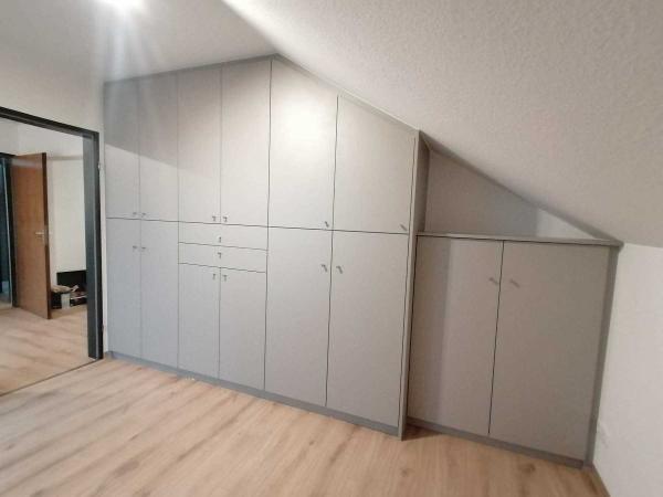 Eingebaute Kommoden und Schränke aus Holz an Dachschräge