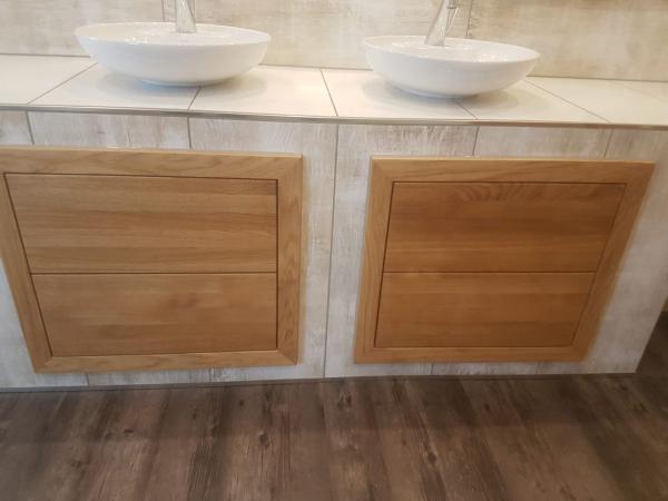 Waschtisch mit Fließen-Verkleidung und Holz-Schubladen 