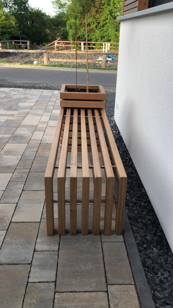 Holzbank mit integriertem Blumentopf 