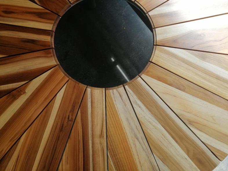 Runder Tisch aus einzelnen Teilen