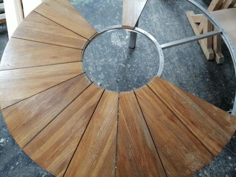Runder Tisch aus einzelnen Teilen