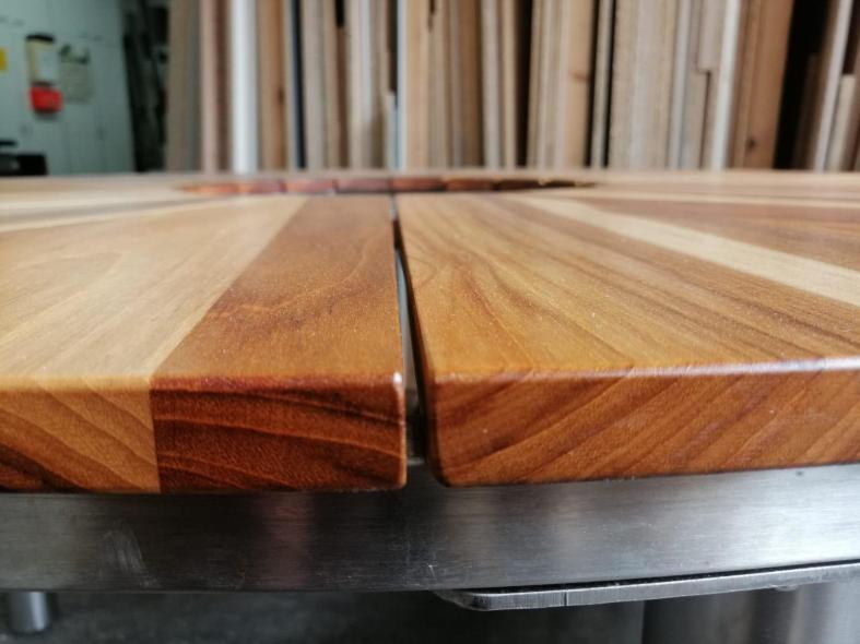 Runder Tisch aus einzelnen Teilen