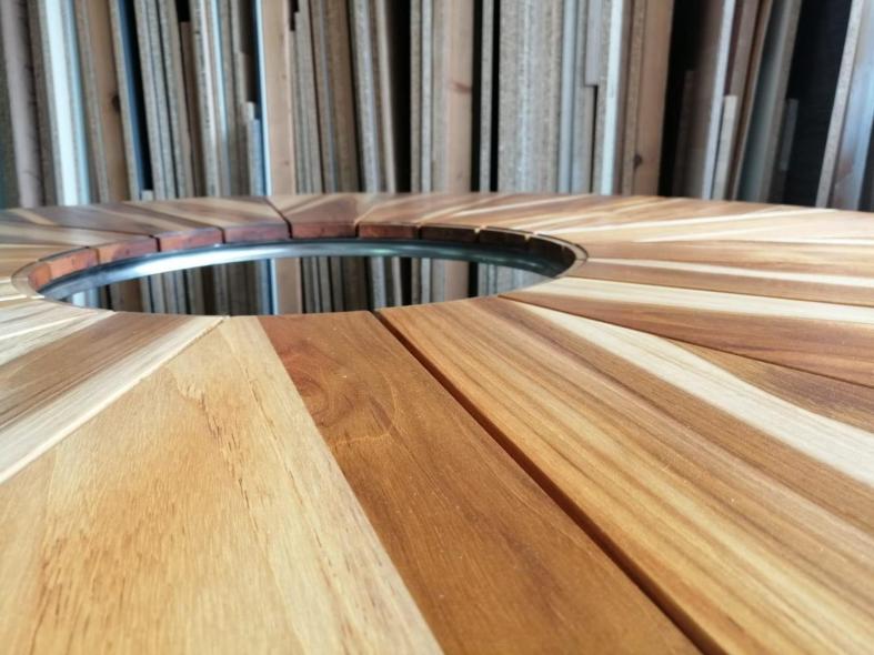 Runder Tisch aus einzelnen Teilen