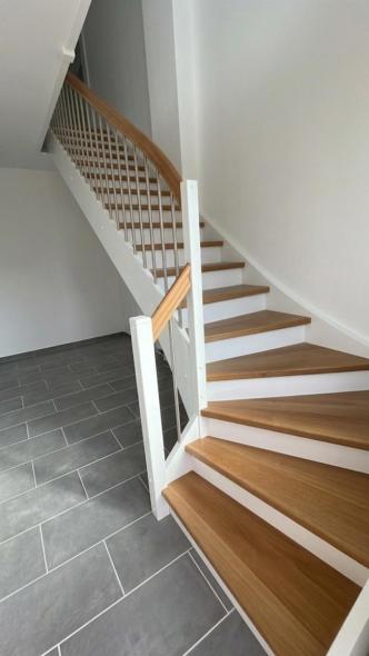 Weiße Holztreppe von Tischlerei Bonnet in Hofgeismar