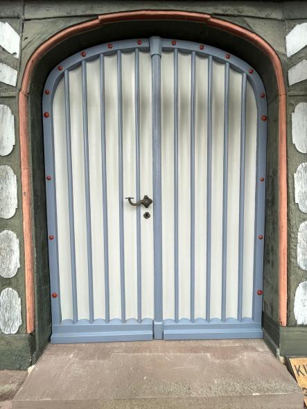 Zweiflügelige Rundbogentür in hellem Blaugrau in Hofgeismar