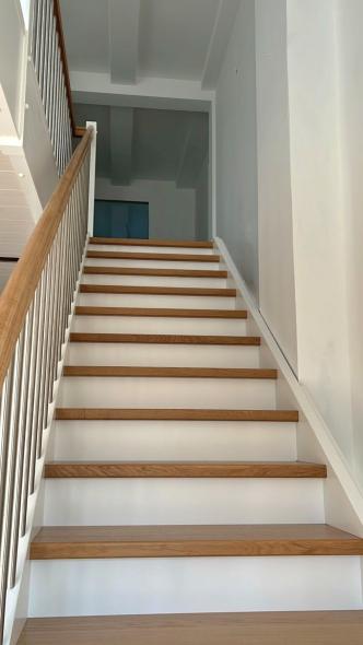 Weiße Holztreppe von Tischlerei Bonnet in Hofgeismar