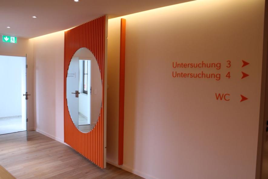 Praxis Innenausbau mit Spiegel Wandverkleidung in Hofgeismar