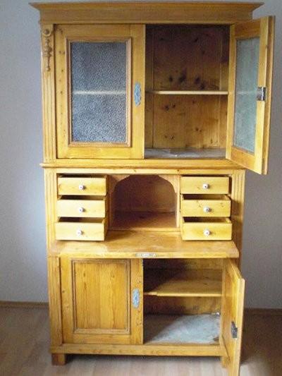 Holzschrank mit Schubladen und Schranktüren mit Lichtausschnitten 