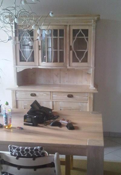 Antiker Schrank aus gekalkter Fichte 