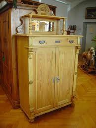 Holzschrank mit kleinem Spiegel 