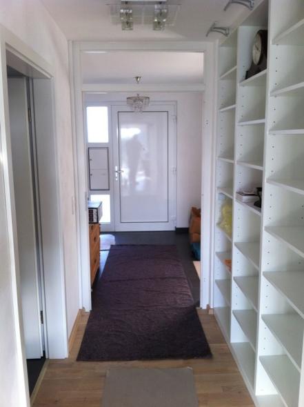 Wandschrank in weiß in Hausflur