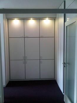 Wandschrank in weiß mit Beleuchtung