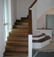 Holztreppe dunkel gewendelt