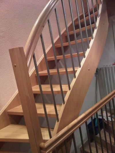 Erneuerung der zweimal 1/4 gewendelten Treppe aus Buche