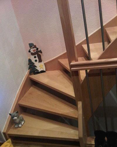 Treppe aus Buche gewendelt mit Edelstahl-Stäben