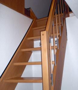 Treppe aus Buche mit Geländer aus Edelstahl und Holz