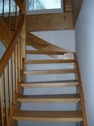 Holztreppe mit Holzgeländer