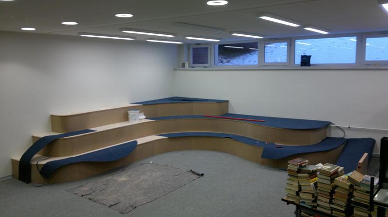 Sitzecke: Verkleidung mit schwarzem Flies