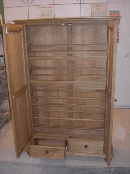 Holzschrank mit schwarzen Griffen