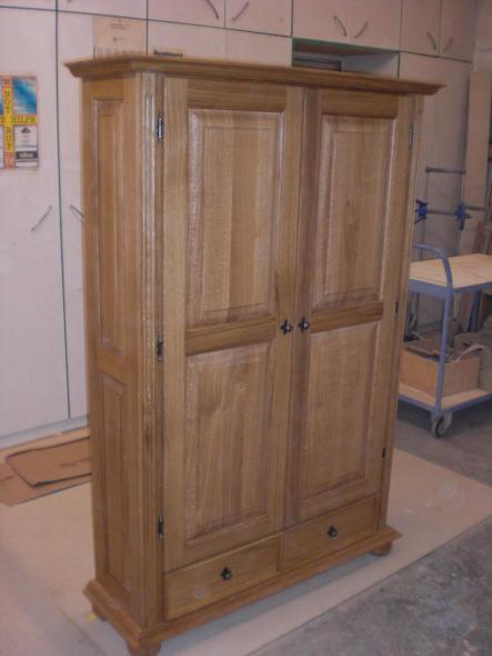 Holzschrank mit schwarzen Griffen