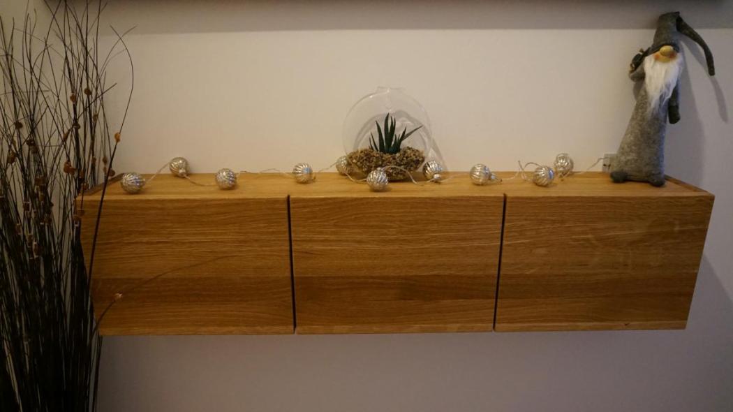 Eichensideboard hängend