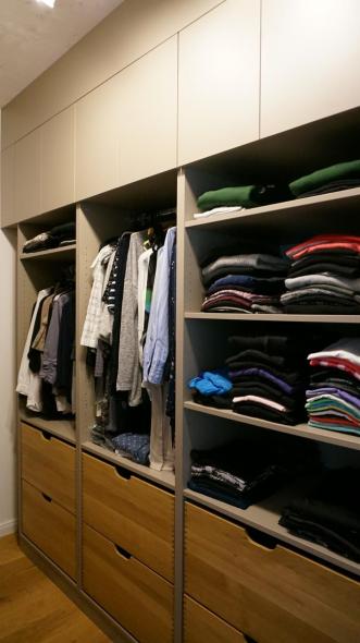 Offener Kleiderschrank