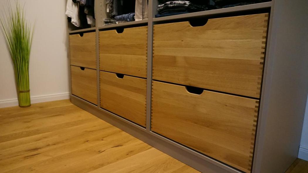 Offener Kleiderschrank