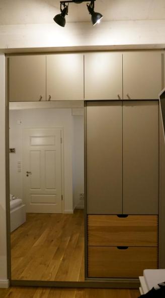 Kleiderschrank mit Spiegelschiebetür