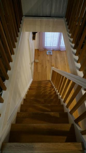 Holztreppe steil mit weißem Geländer