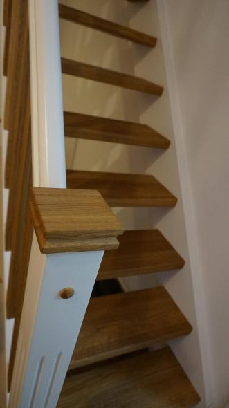 Holztreppe steil mit weißem Geländer