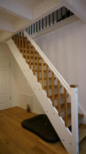 Holztreppe steil mit weißem Geländer 