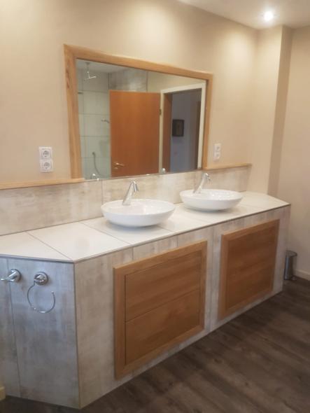 Waschtisch mit Fließen-Verkleidung und Holz-Schubladen