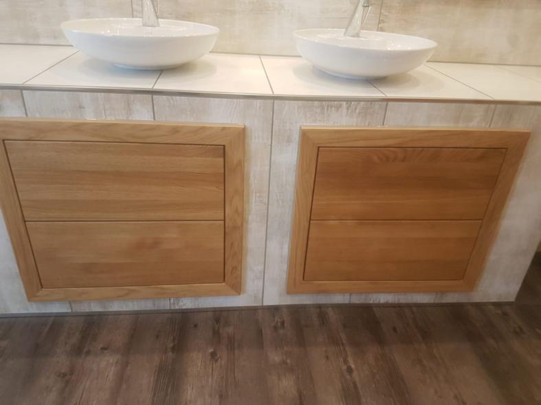 Waschtisch mit Fließen-Verkleidung und Holz-Schubladen