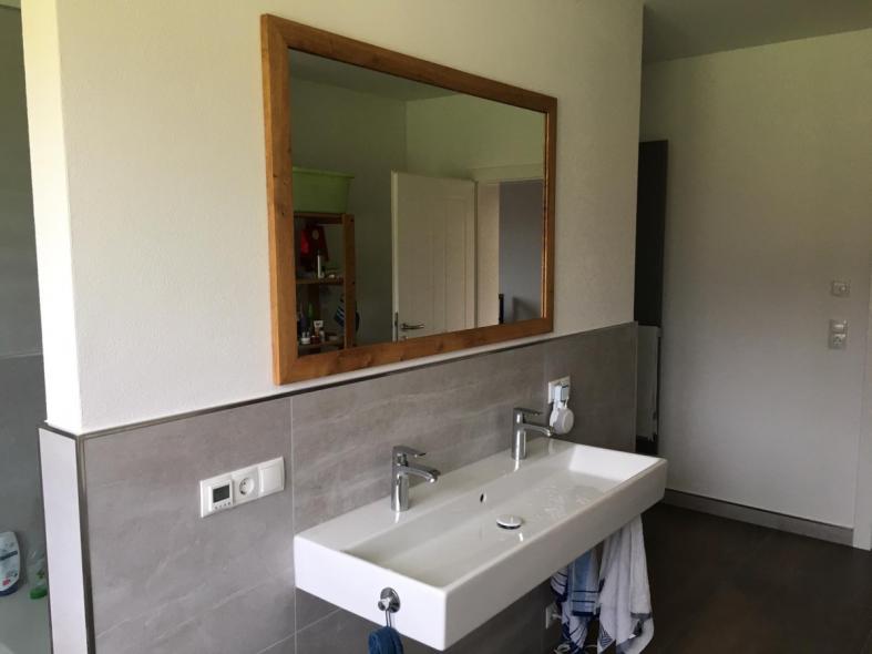 Badezimmer mit Holz-Spiegel