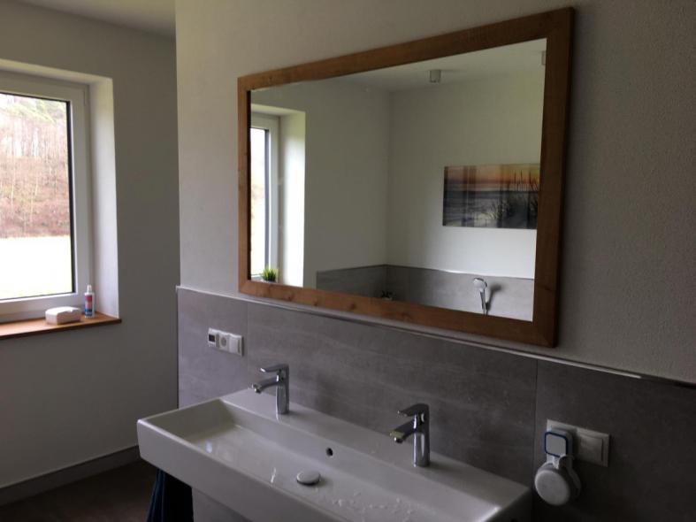 Badezimmer mit Holz-Spiegel