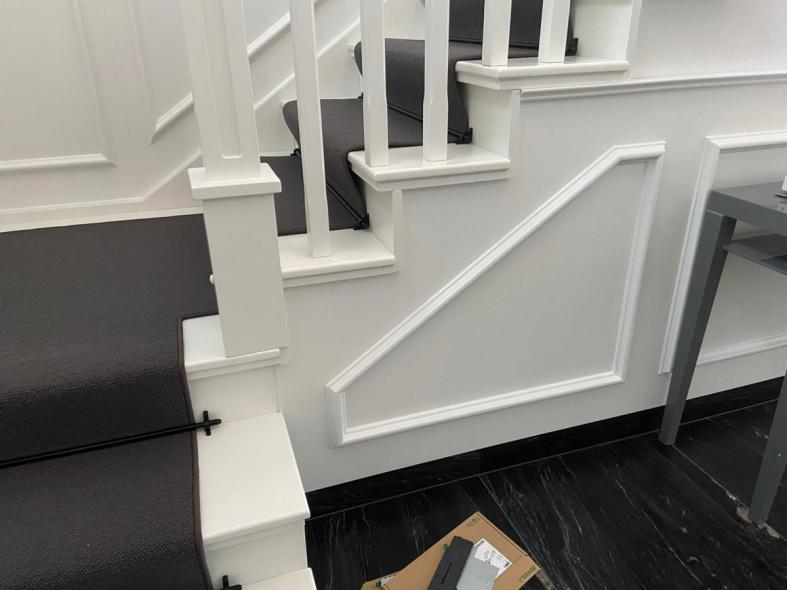 Holztreppe in weiß mit schwarzem Teppich